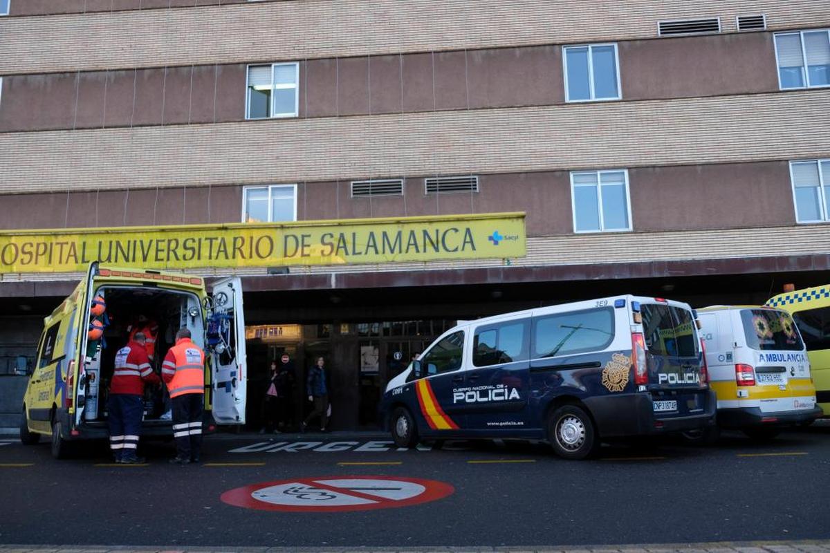 Furgón de la Policía Nacional en la entrada al Hospital de Salamanca.