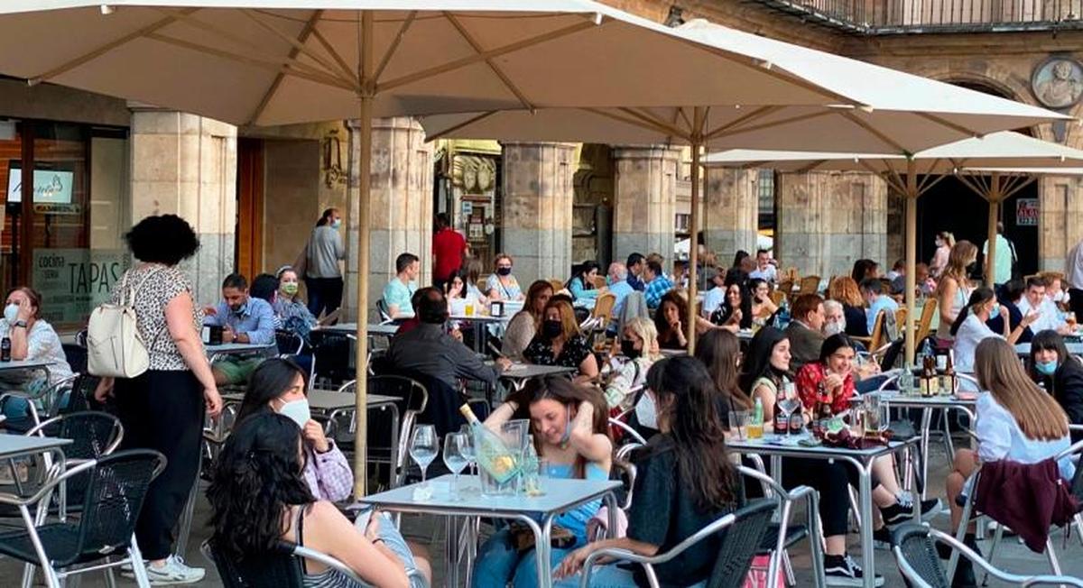 Clientes, en las terrazas de la Plaza Mayor de Salamanca.