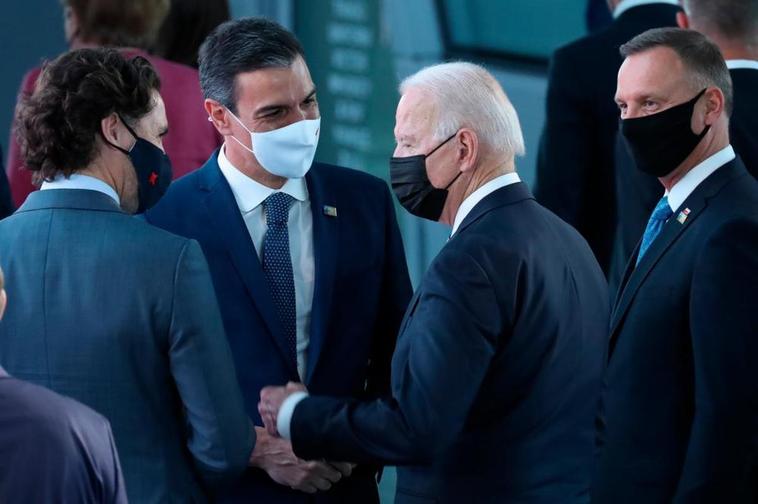 Pedro Sánchez y Joe Biden, en su brevísimo encuentro en Bruselas