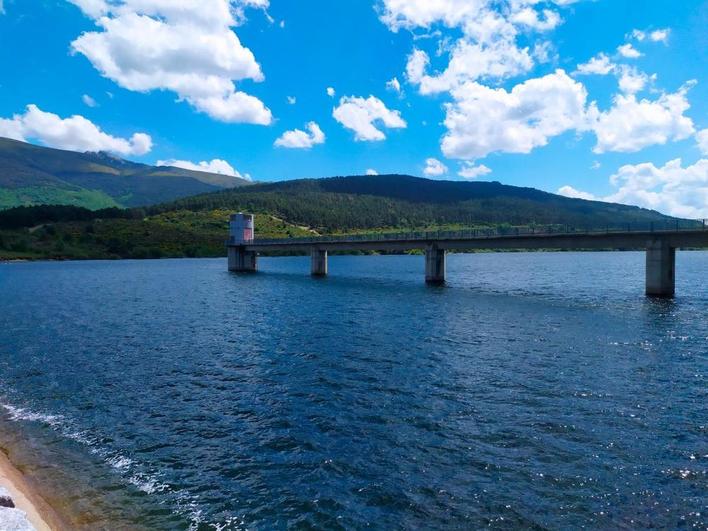 Imagen del pantano de Navamuño ubicado en el término municipal de Candelario.