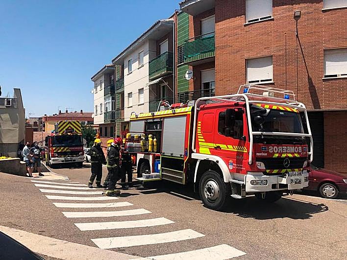 Los bomberos frente al piso donde se produjo el incendio