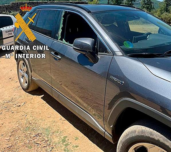 Uno de los coches, con la ventanilla rota, que intentaron robar