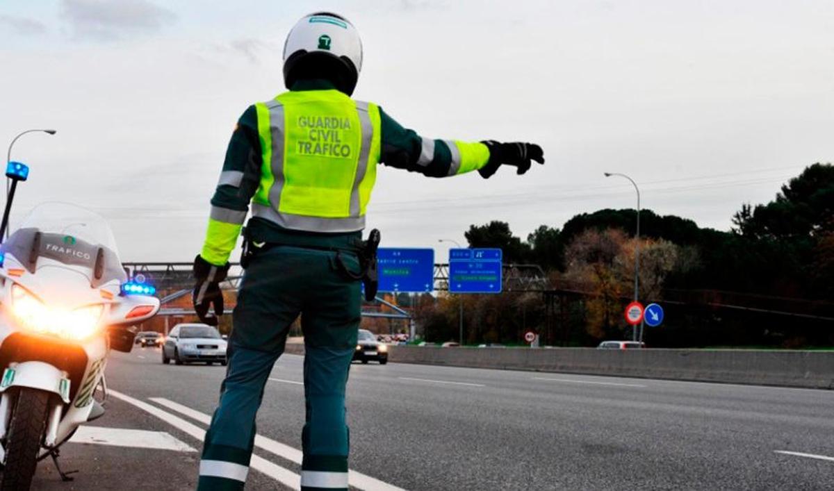 Un motorista de la Guardia Civil indica a un conductor que pare