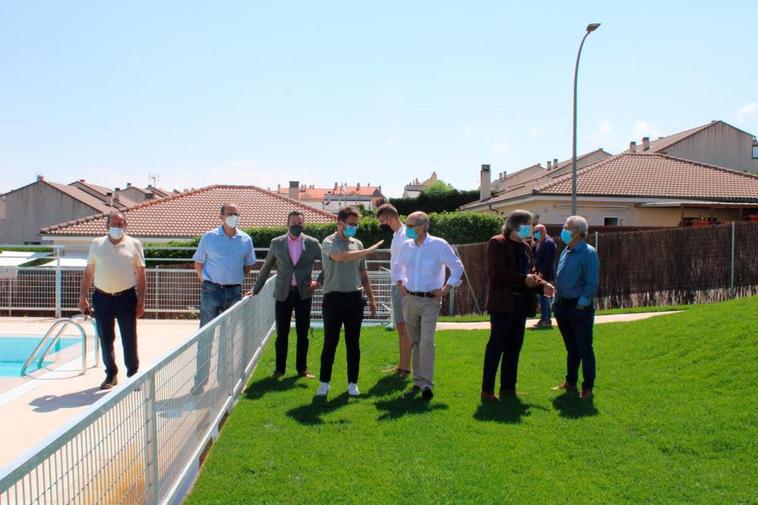 Javier Iglesias junto a Guillermo Rivas y el resto de la corporación municipal durante la visita a las instalaciones. I EÑE