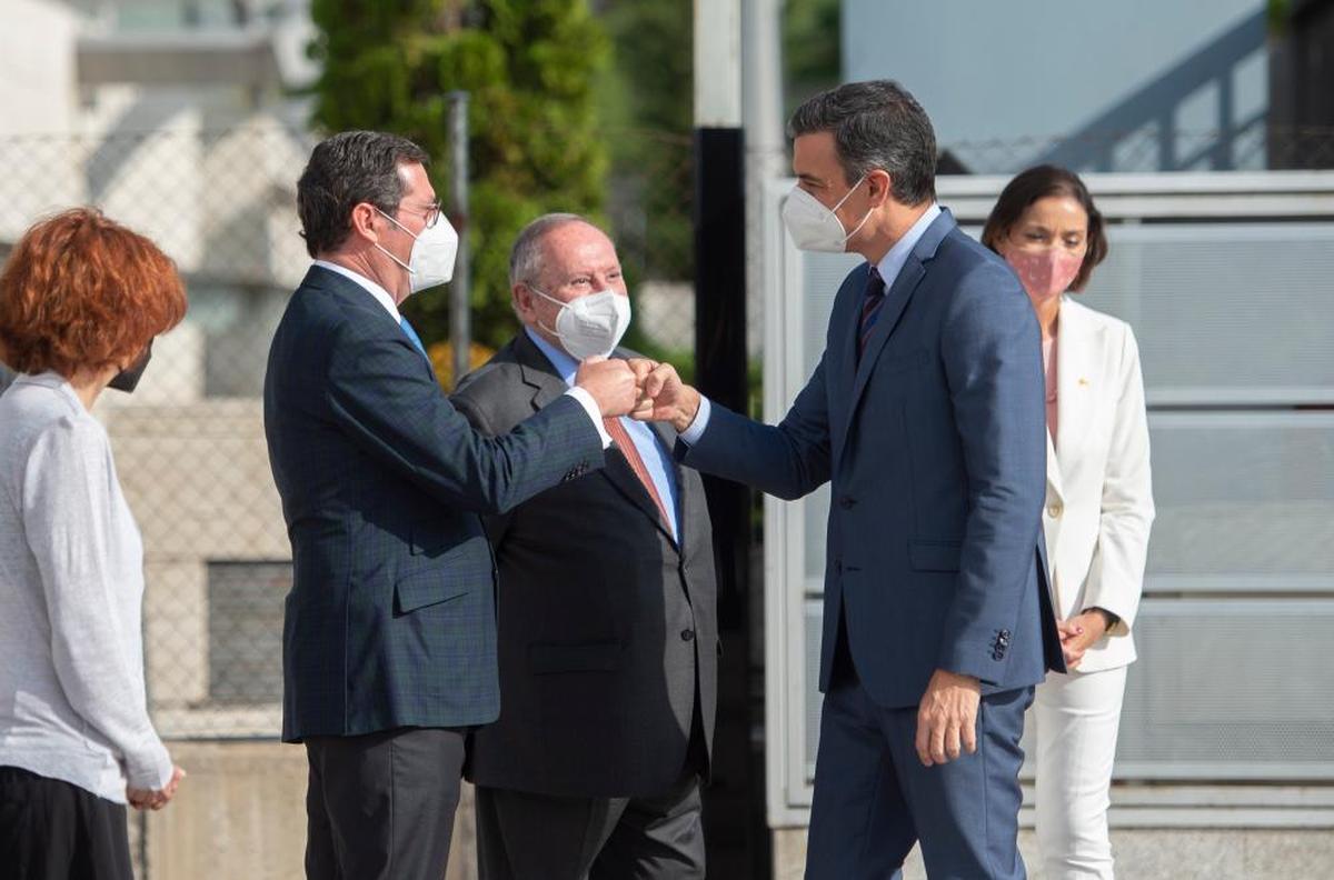 Pedro Sánchez saluda al presidente de la COE, Antonio Garamendi