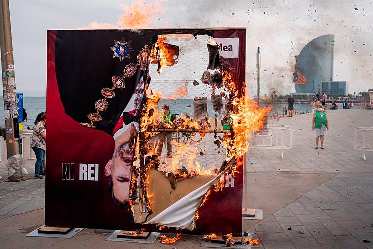 Quema de fotografías del Rey Felipe VI en la playa de la Barceloneta.