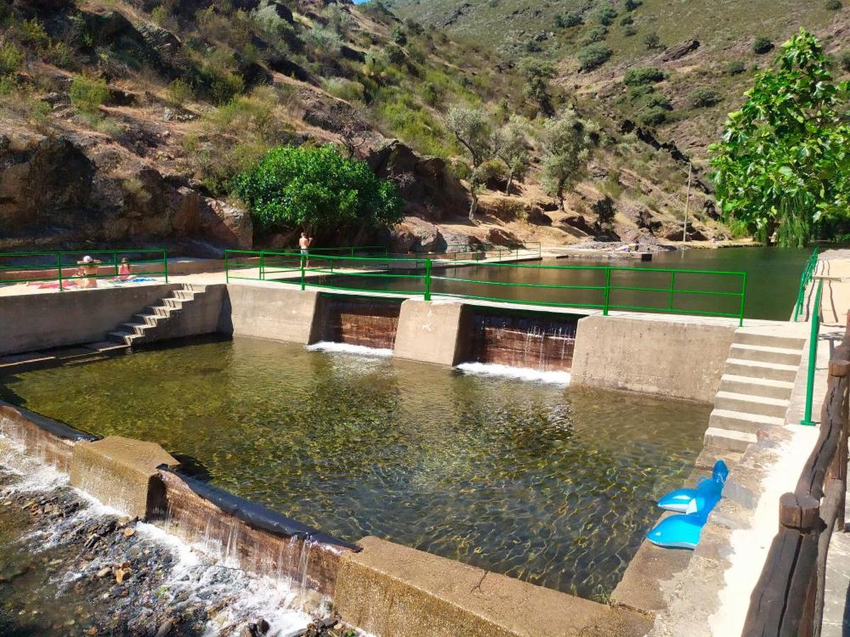 Vecinos de Valero disfrutan de la piscina natural de la localidad, que ya está preparada.