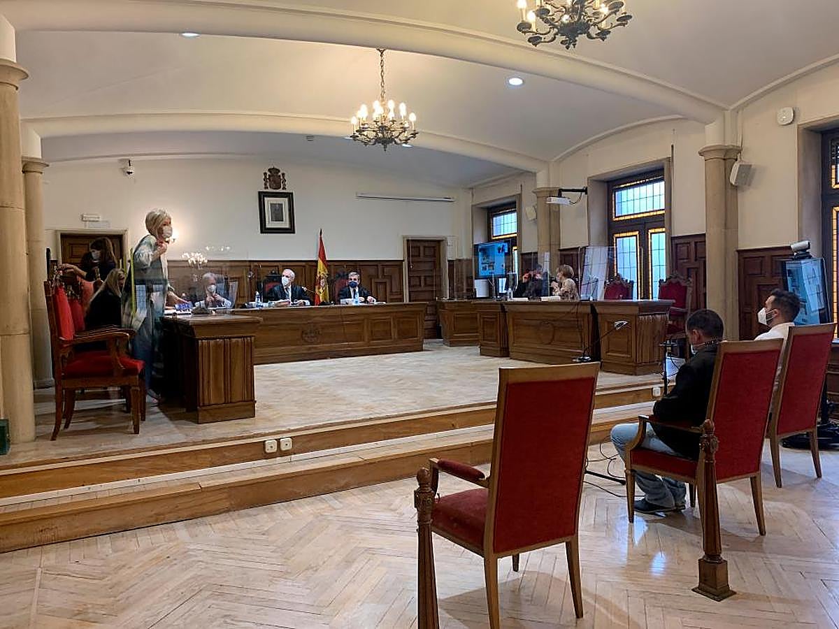 El acusado -de oscuro- junto al intérprete -de blanco- ante el tribunal de la Audiencia Provincial.