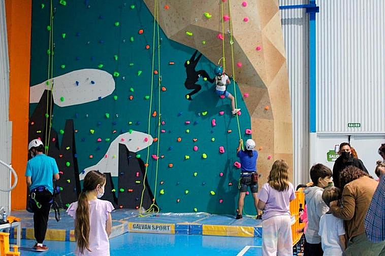 Los jóvenes de la localidad durante el estreno del rocódromo.