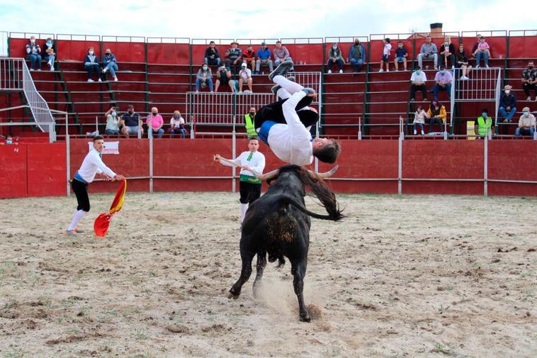 El recortador Iván González durante uno de los saltos en el espectáculo de Carrascal de Barregas.