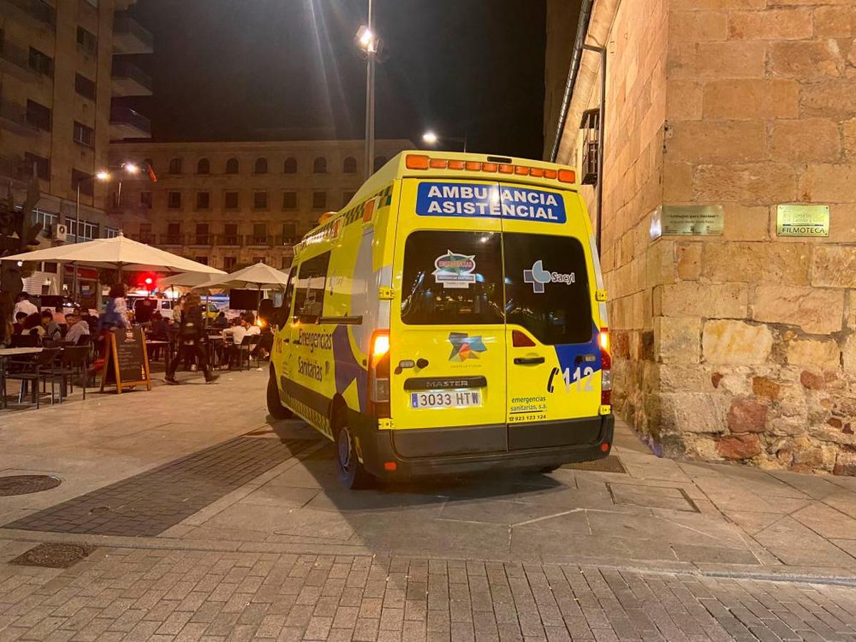 Una ambulancia de Sacyl, este sábado en la plaza de San Julián.