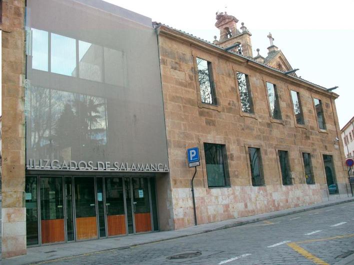 Imagen de la puerta de los Juzgados de Salamanca.