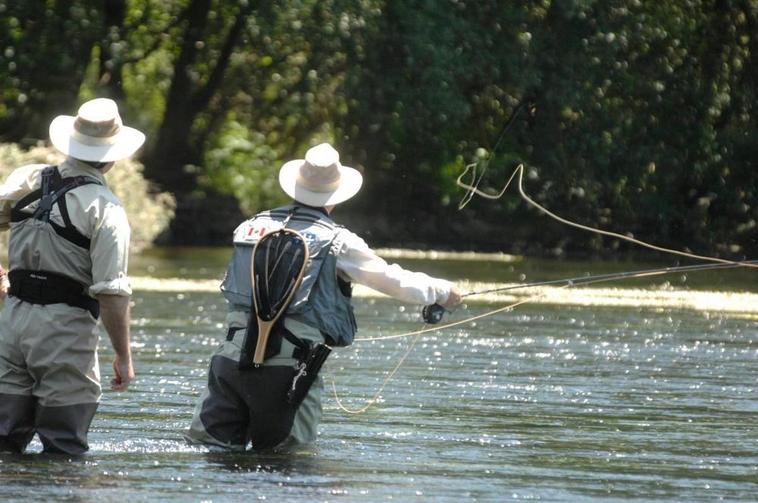 Lance de pesca a mosca con sedal pesado.