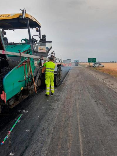 Trabajos de pavimentación asfáltica en la CL-610.