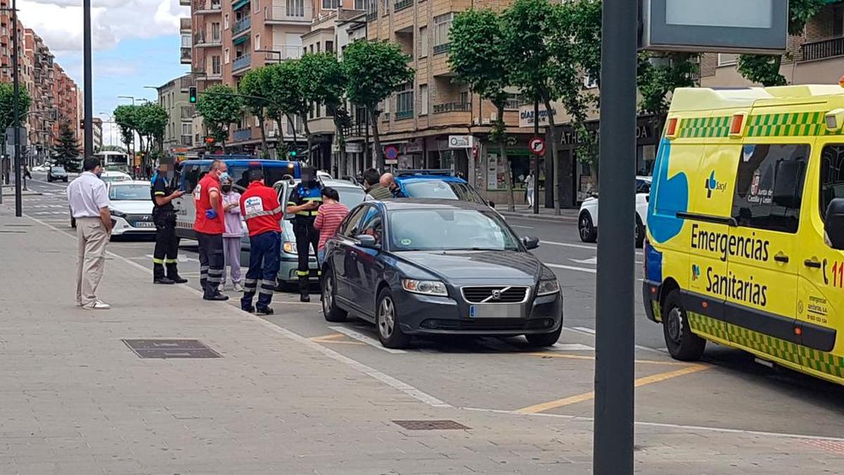 Policía y ambulancia de Sacyl en el lugar del accidente de María Auxiliadora.