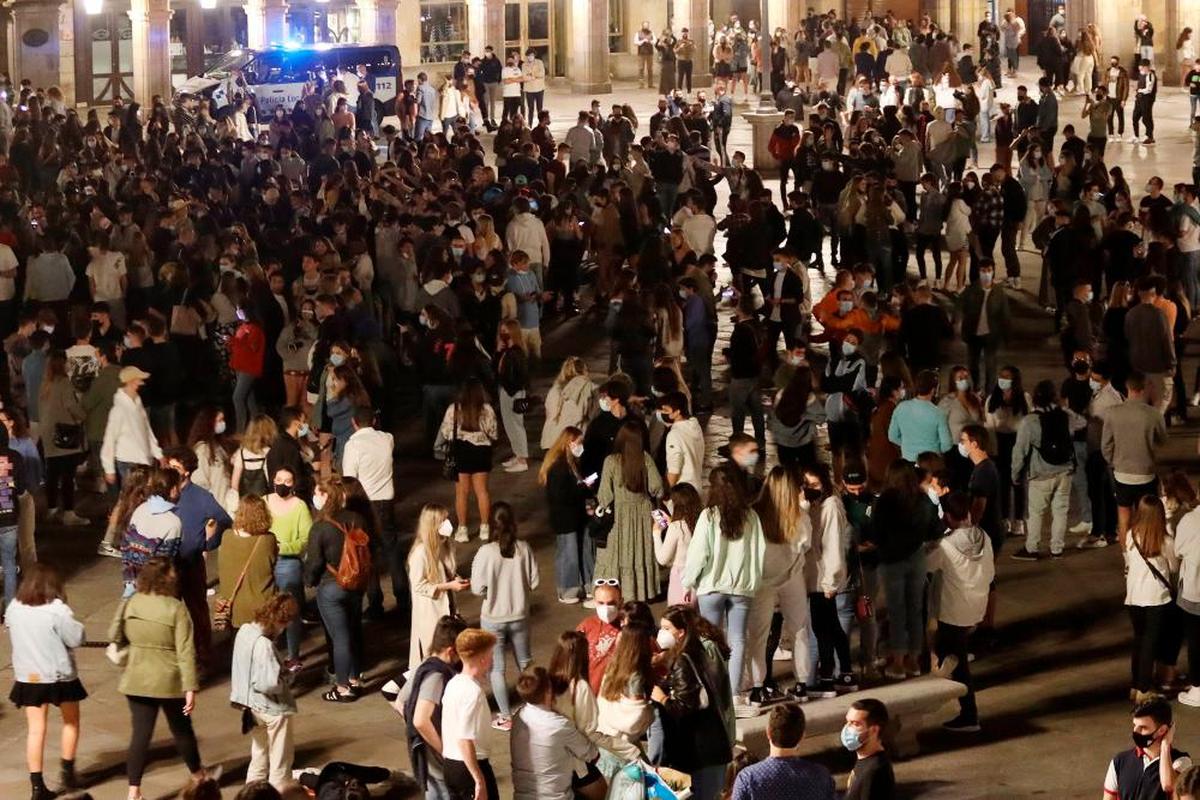 Concentración de jóvenes en la Plaza Mayor la noche del fin del estado de alarma.