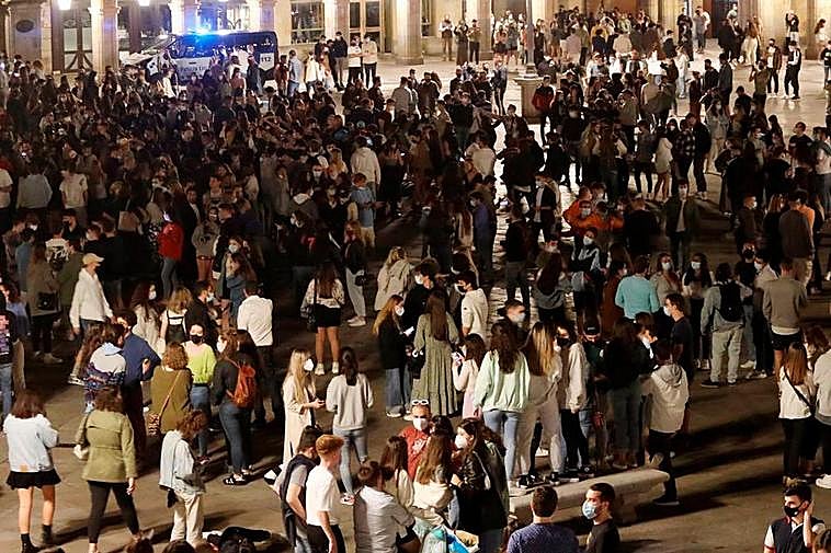 Concentración de jóvenes en la Plaza Mayor la noche del fin del estado de alarma.