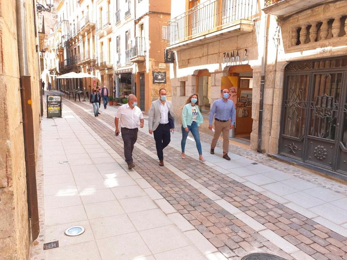 José Manuel Jerez, Marcos Iglesias, Laura Vicente y Ramón Sastre en la renovada calle San Juan.