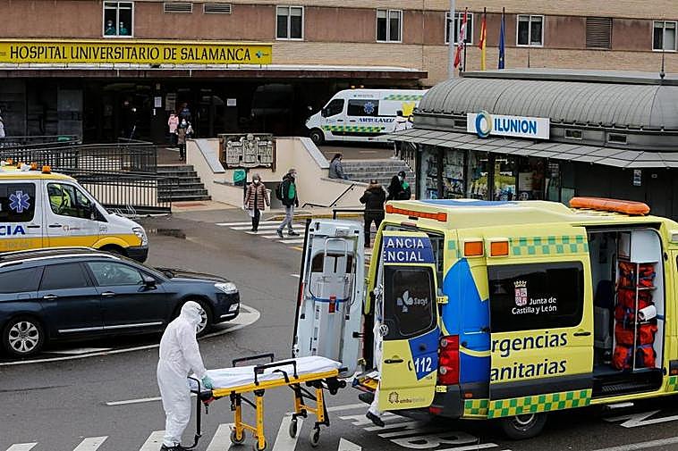 Decenas de salmantinos guardan los diez minutos de reposo tras ser vacunados. I GUZÓN