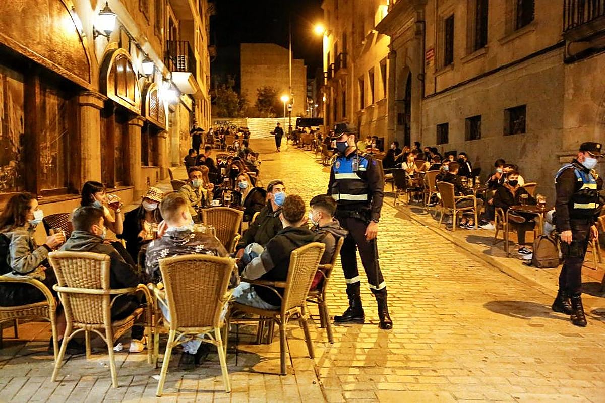 Agentes de la Policía local de Salamanca, de patrulla nocturna