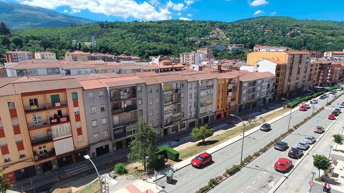 Imagen de la calle Recreo de Béjar con la campiña bejarana al fondo.