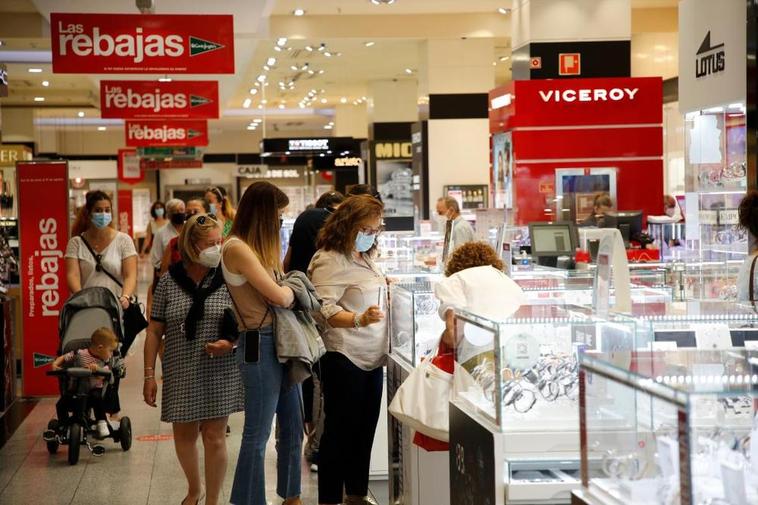 Clientes en los pasillos de uno de los centros comerciales de Salamanca.