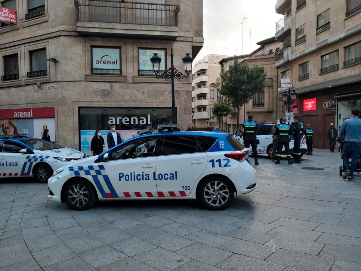 Coches de la Policía local en la calle Toro, donde se produjo la pelea