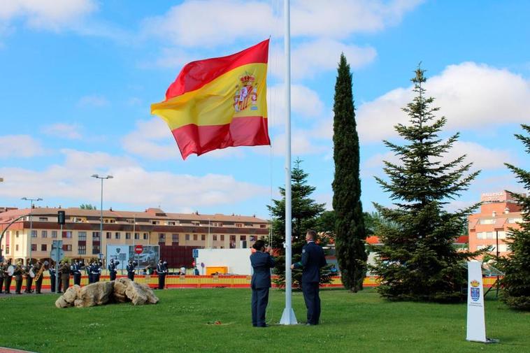 La enseña nacional ondea desde ayer en la rotonda Base Área de Matacán de Santa Marta como homenaje a los fallecidos por la pandemia.