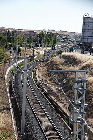 Catenaria instalada en la vía entre Salamanca y Fuentes de Oñoro, en el entorno de Tejares.