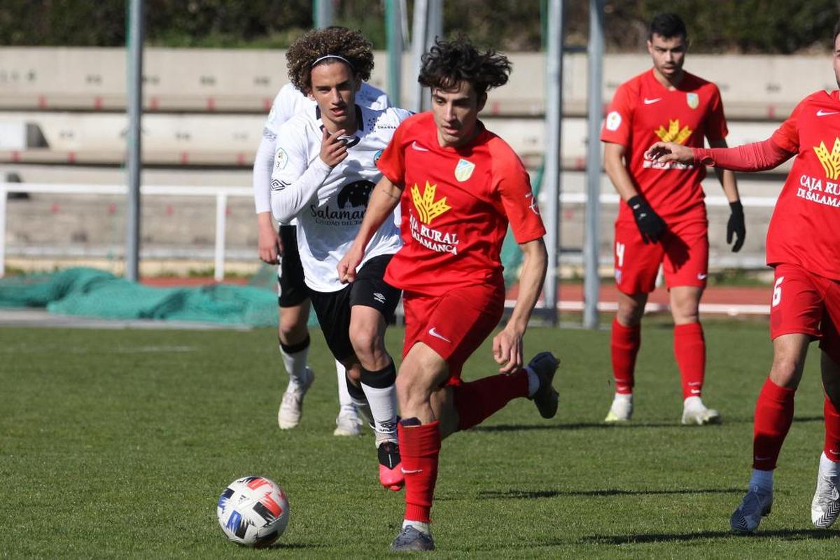 Alemán persigue a Martiña en el derbi en Las Pistas entre el Salamanca UDS B y el Santa Marta