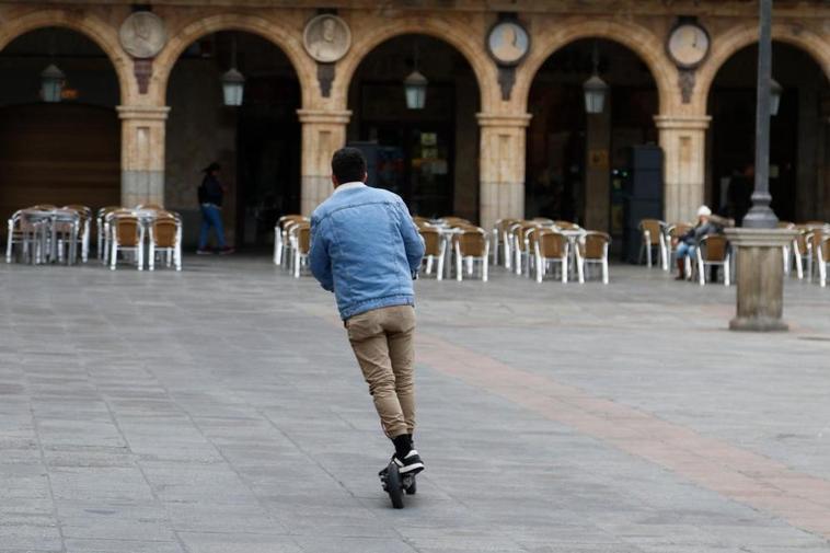 Un patinete eléctrico por la Plaza Mayor de Salamanca.