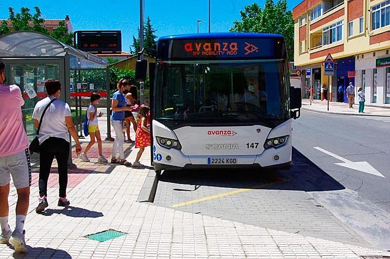 El autobús metropolitano en uno de sus servicios en Carbajosa.