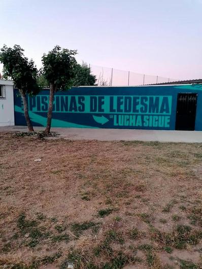 La tapia de la piscina de Ledesma que luce el mural de la polémica.