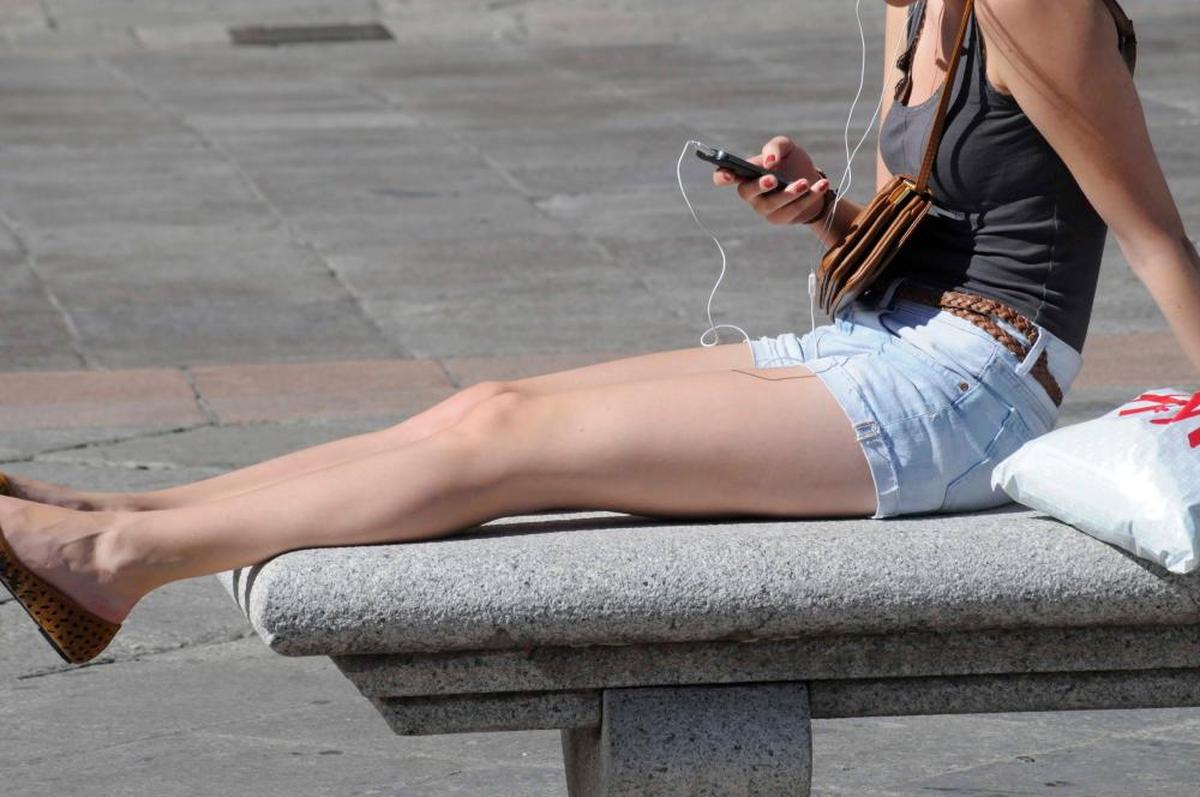 Imagen de recurso de una mujer tomando el sol en la plaza Mayor