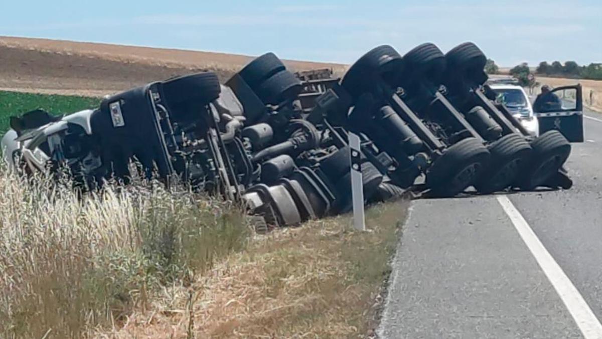 De este modo quedó el camión volcado en la Nacional 501