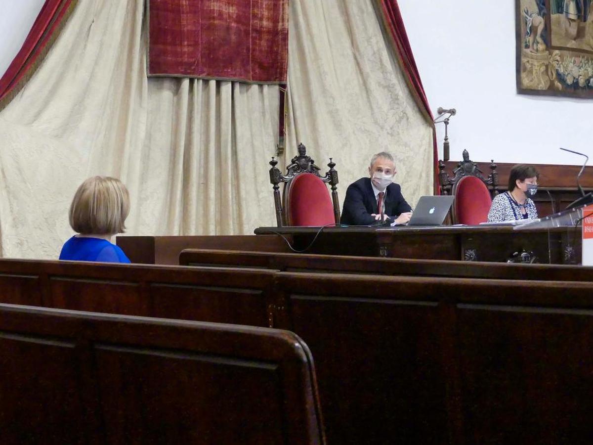 El rector Ricardo Rivero, en la sesión bimodal el Consejo de Gobierno.