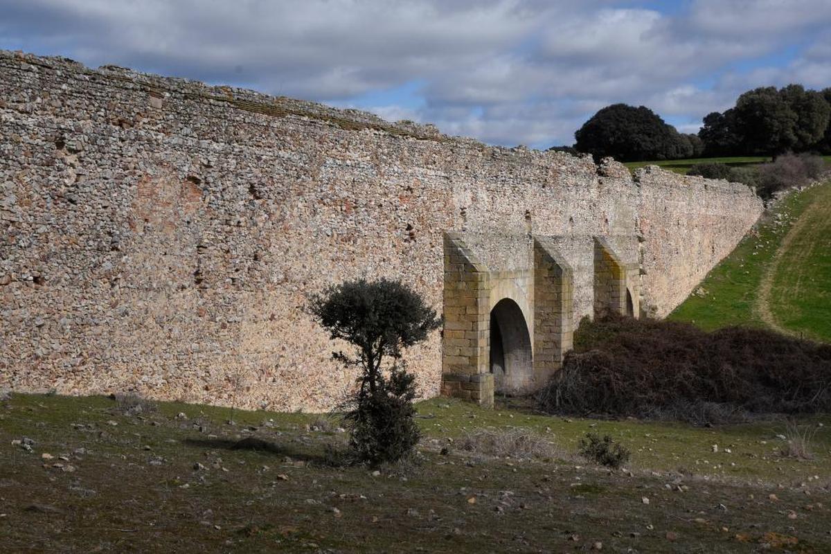 Restos del acueducto de San Giraldo en la sierra de Torralba en Ciudad Rodrigo. I CASAMAR