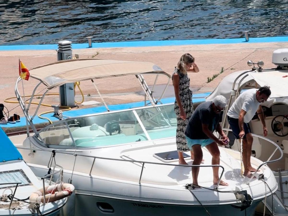 Enrique Ponce y el padre de Ana Soria limpian el barco en el que disfrutarán del verano