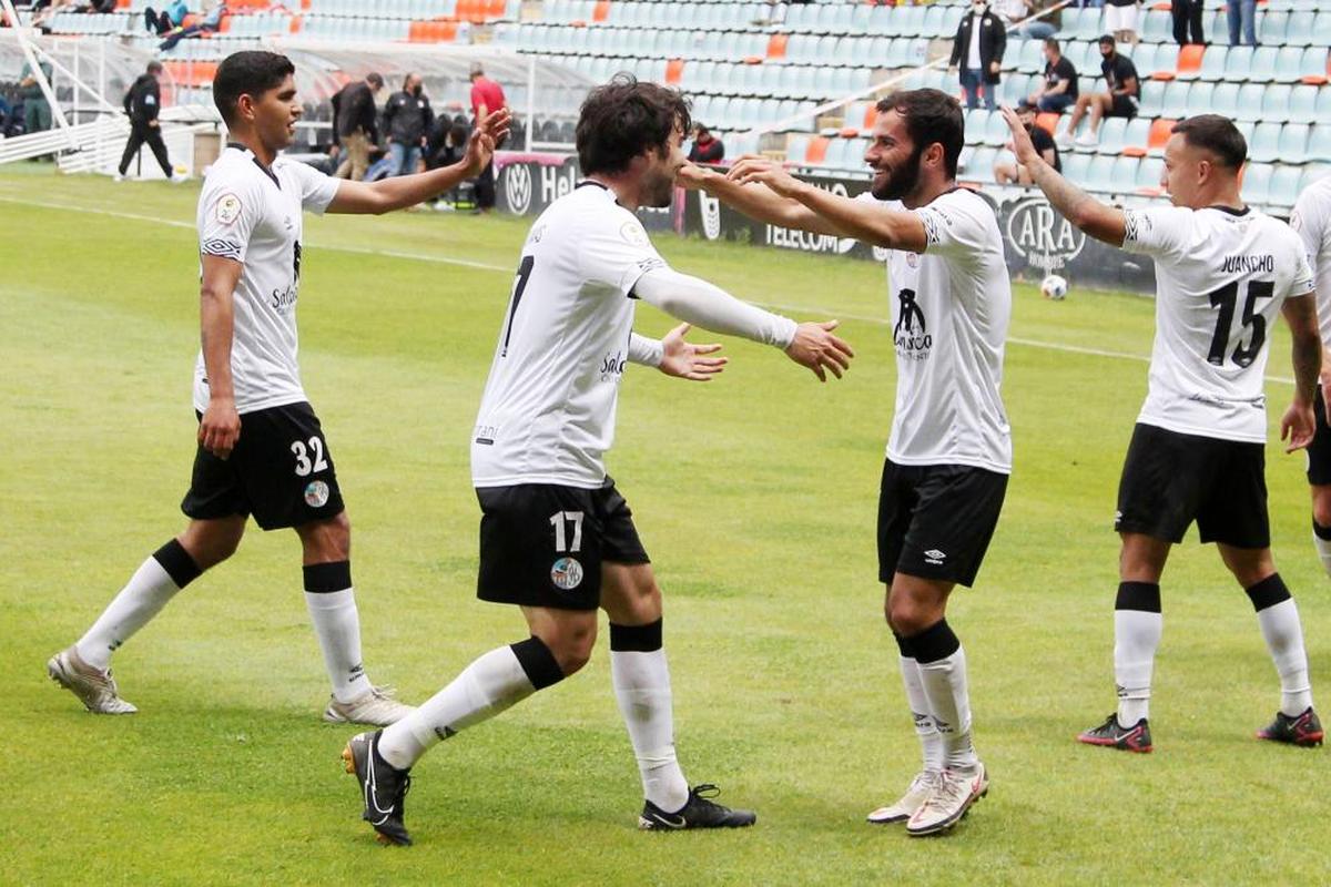 Javi Navas y Candelas celebran un gol con el Salamanca.