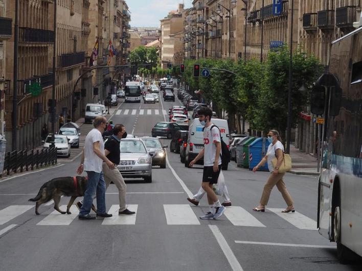 Unos peatones cruzan la Gran Vía en la zona más próxima a la plaza de España