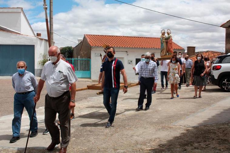 Los vecinos durante la procesión de Santa Isabel en Forfoleda.