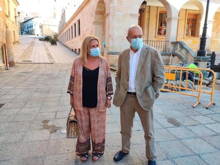 Igea junto a la delegada territorial de la Junta en Soria, Yolanda de Gregorio.