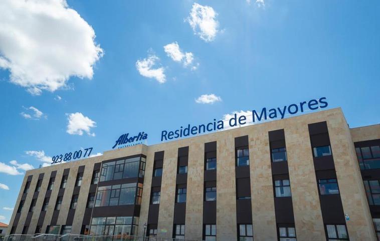 Fachada de la residencia Albertia en Castellanos de Moriscos.