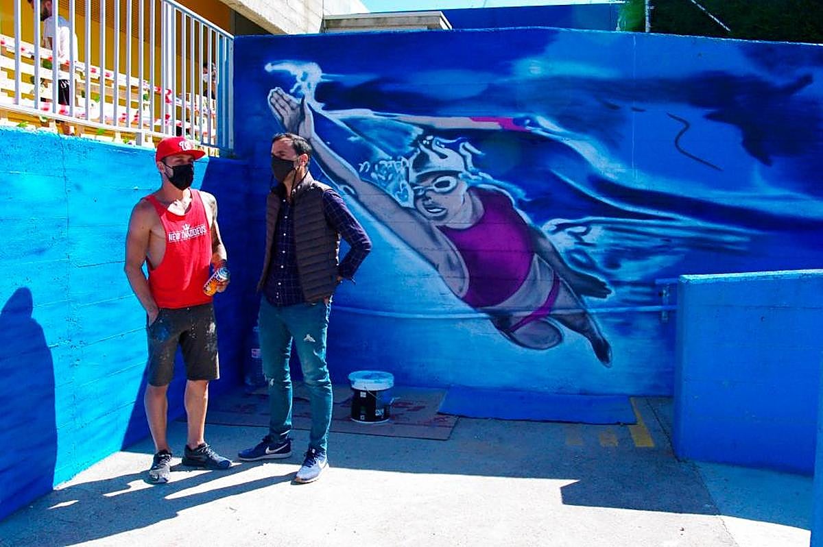 Eric Persson y Salvador Ruano en la nueva rampa de la piscina y el mural.