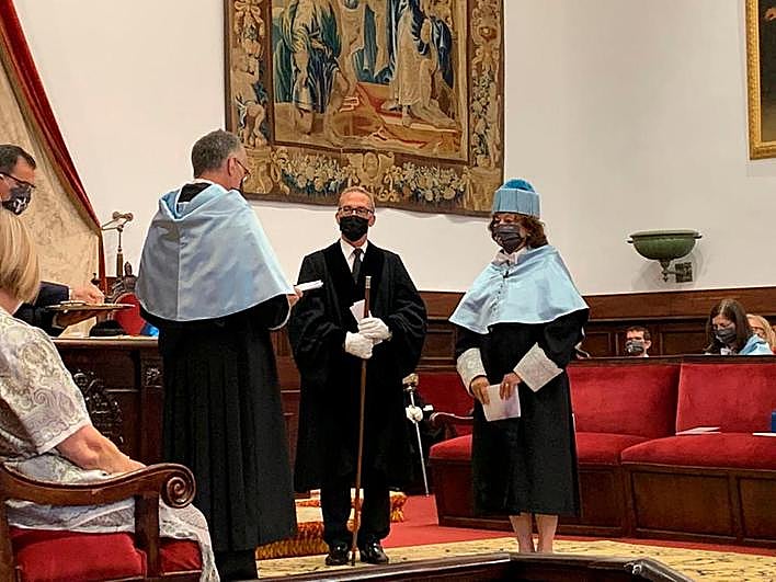 La poeta rumana Ana Blandiana y el químico Avelino Corma reciben sus doctorados honoris causa en la Universidad de Salamanca