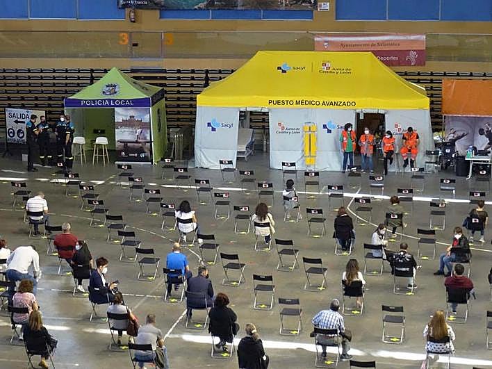 Varias personas en el Multiusos tras ser vacunadas