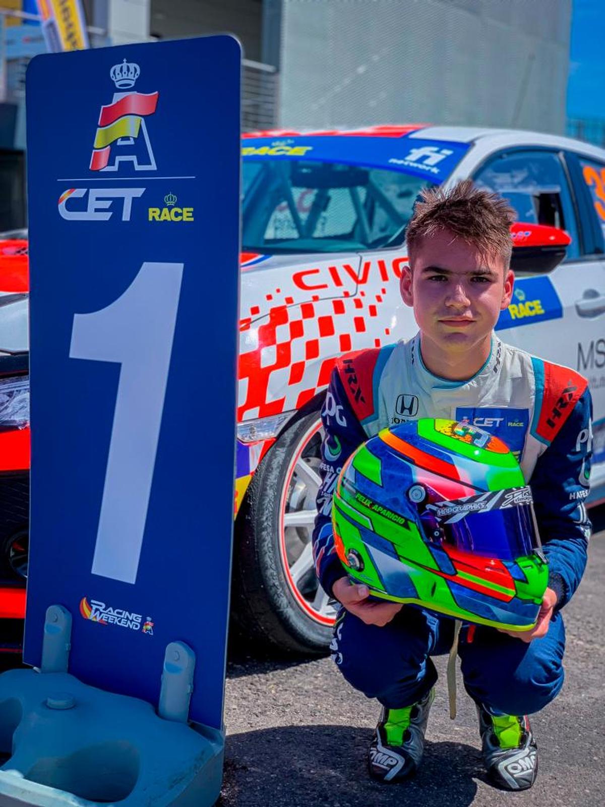 El piloto salmantino, Félix Aparicio, tras ganar en el Jarama.