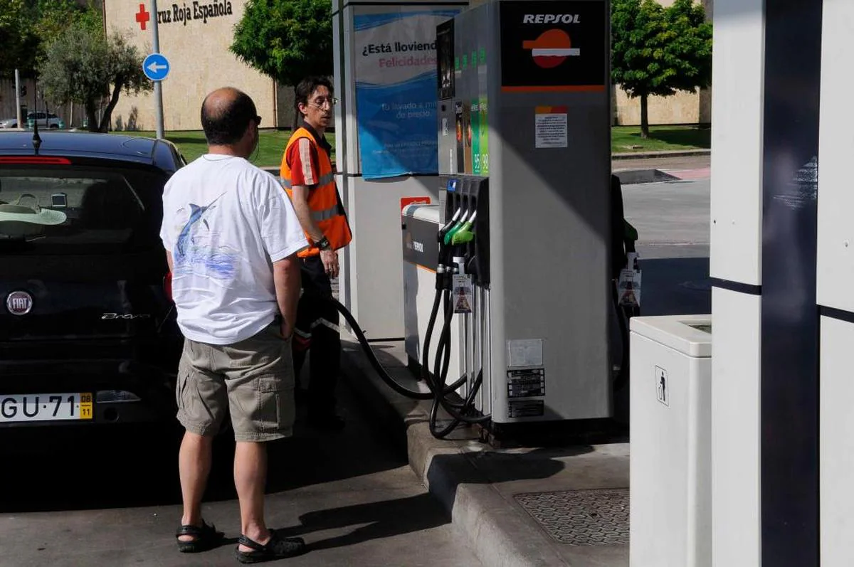 Un conductor reposta en una gasolinera de la ciudad.