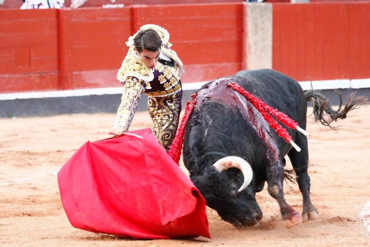 Derechazo de López Chaves a un toro de Adelaida Rodríguez en La Glorieta.