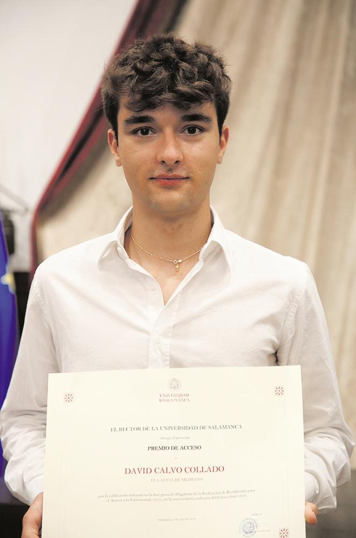 David Calvo con el diploma del Premio de Acceso de la Universidad.